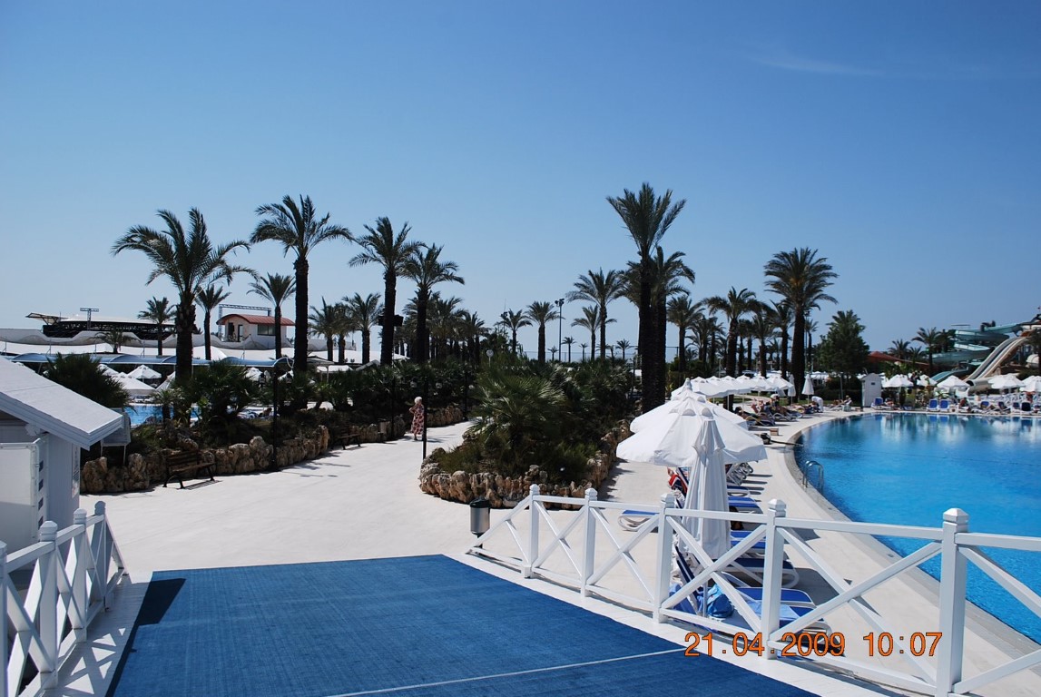 imagini hotel TITANIC LARA